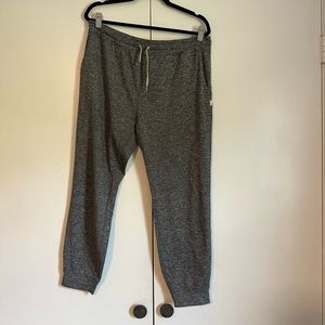 Vuori Performance Joggers- XL in Grey